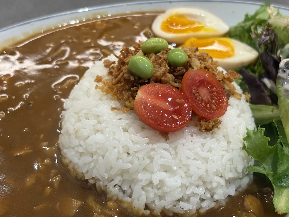 Japanese curry rice with egg, tomatoes, and edamame